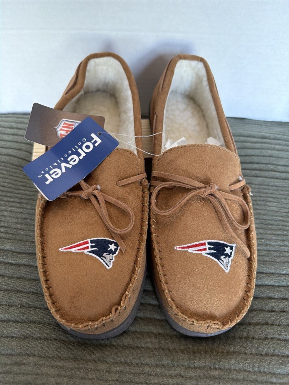 New England Patriots NFL Moccasin Slipper Tan Men’s Size Small 7-8